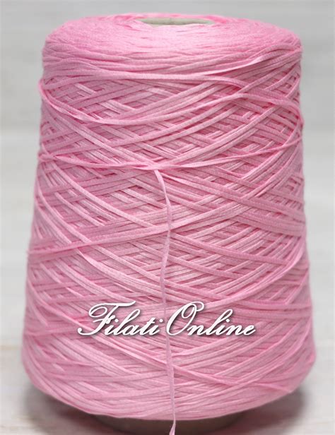 Micrografia comparativa che mostra la differenza tra filato di cotone e filato di poliestere.