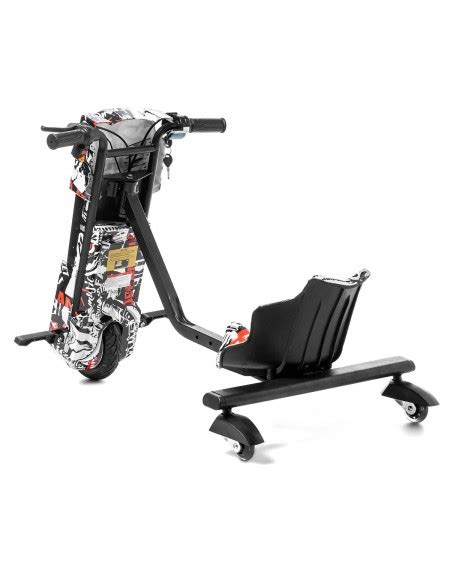 Dettaglio delle ruote posteriori di un triciclo elettrico drift