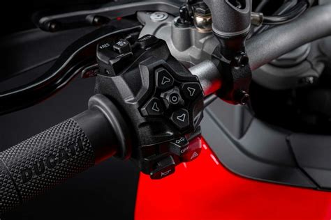 Dettaglio delle sospensioni elettroniche Skyhook della Ducati Multistrada 950 S