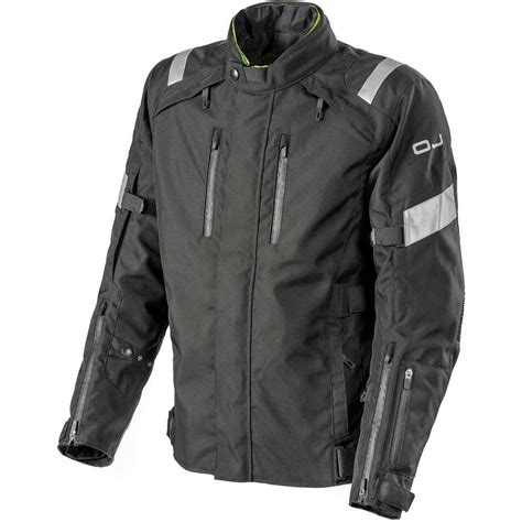 Uomo che indossa giacca da moto tecnica