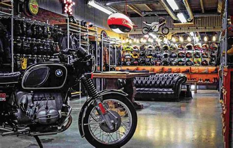 Collezione di accessori moto in un negozio