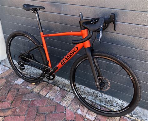 Basso Tera Gravel bike in un paesaggio sterrato