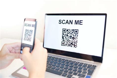 Un ciclista che scansiona un QR code su un telaio di bicicletta