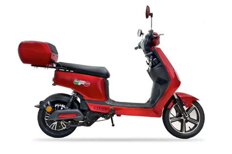 Scooter elettrico Ufo King 1 in ambiente urbano