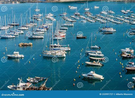 Imbarcazioni da diporto in un porto turistico