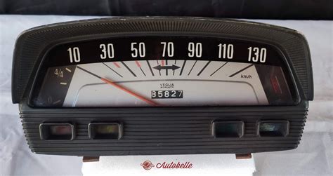 Immagine di un contachilometri Fiat 500 d'epoca in buono stato di conservazione