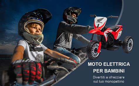 bambini che giocano con moto da cross giocattolo