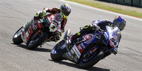 Motociclette Superbike in gara