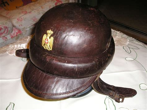 Illustrazione storica di un primo casco da motociclista in cuoio.