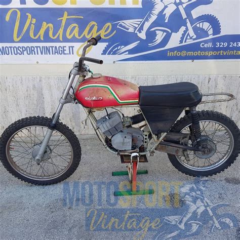 Motocicletta Fantic d'epoca con focus sul sistema frenante
