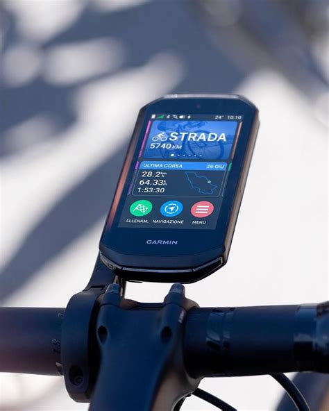 Ciclista che utilizza un dispositivo Garmin Edge sul manubrio