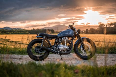 Kawasaki W650 in un contesto urbano