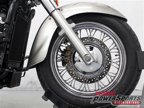 Dettaglio dei cerchi a raggi cromati della Kawasaki W650