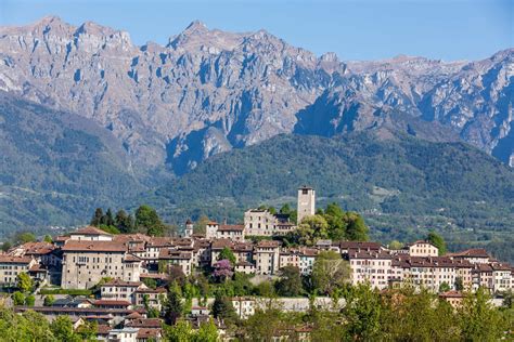 Un lungo serpentone di motociclette che sfila per le vie di Feltre