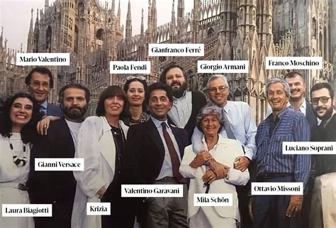 Un gruppo di motociclisti in posa davanti al Duomo di Feltre