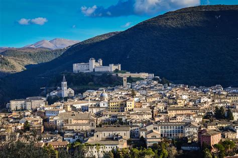 Panorama di Spoleto con le sue colline circostanti
