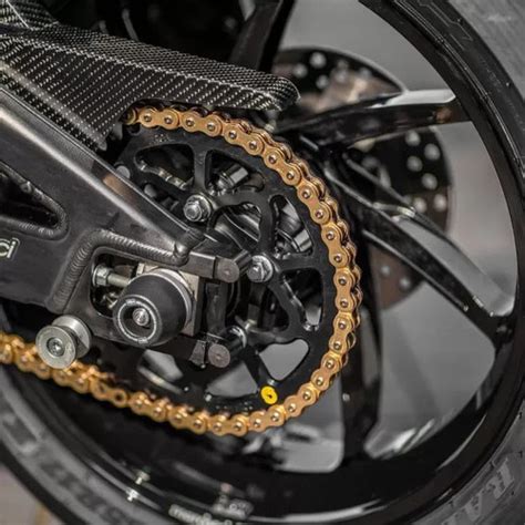 Ducati Multistrada 1200 con catena in primo piano