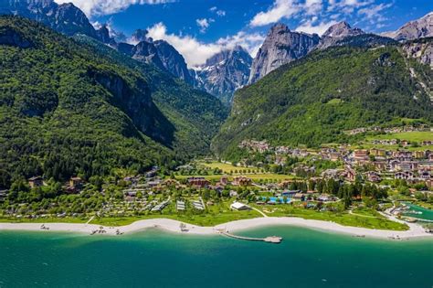 Lago di Molveno con le Dolomiti di Brenta sullo sfondo