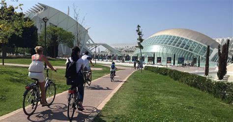 Vista panoramica di Valencia con piste ciclabili