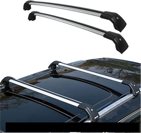 Veicolo con barre portapacchi e box da tetto