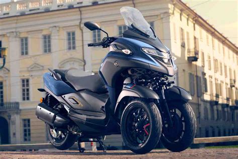 Sidecar moderno customizzato su una moto di grossa cilindrata