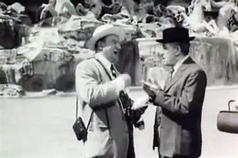 Totò alla guida di un sidecar in una scena di film
