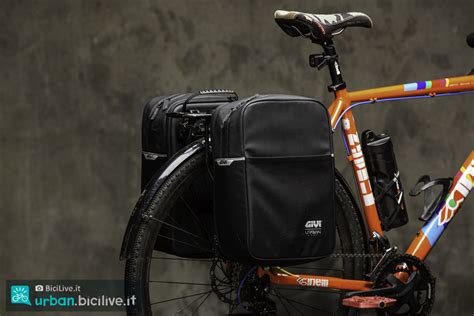 bicicletta Bianchi con borse laterali