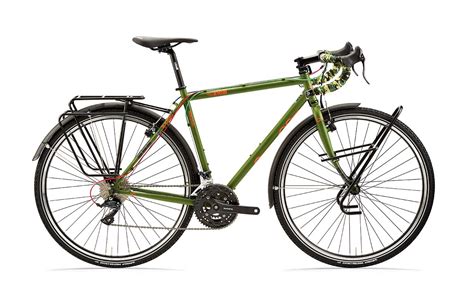 Bicicletta da cicloturismo con borse montate su portapacchi