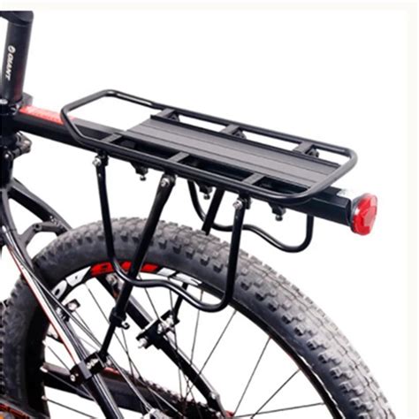Portapacchi per reggisella montato su una mountain bike
