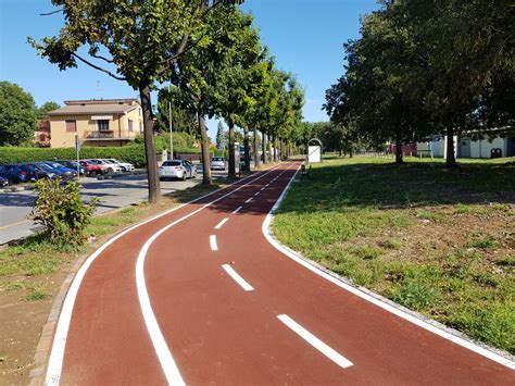 Schema di funzionamento di una pista ciclabile con tecnologia glow-in-the-dark