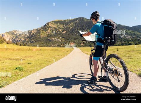 Giovane ciclista in allenamento su una strada panoramica