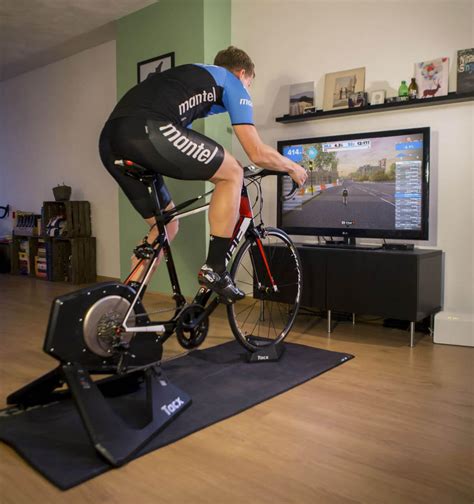 Ciclista che si allena su una smart bike collegata a un rullo interattivo