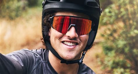 Ciclista in mountain bike con occhiali protettivi