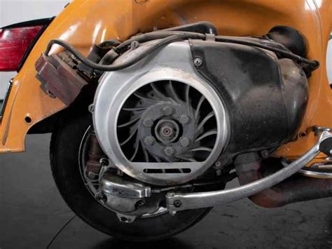 Schema di una Vespa Piaggio con frecce che indicano diverse parti del motore