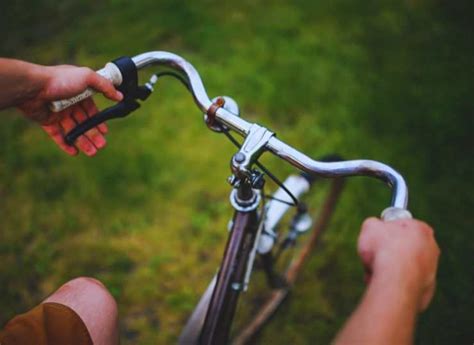 manubrio bici con tappi in evidenza