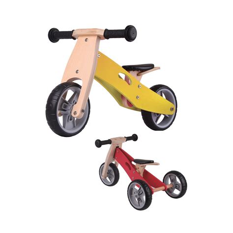 bambino su triciclo in legno