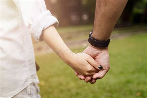 Immagine evocativa di un amore duraturo, magari una coppia anziana che si tiene per mano