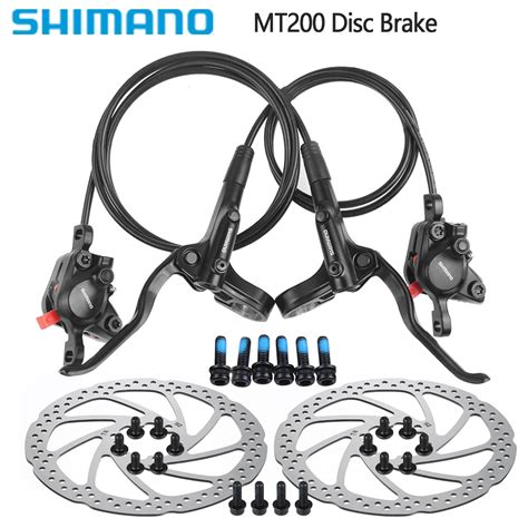Dettaglio dei freni a disco idraulici Shimano Altus BR-MT200 su una ruota della Bianchi C-Sport 5 Deore.