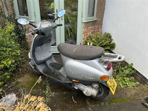 Vespa ET4 in un contesto urbano