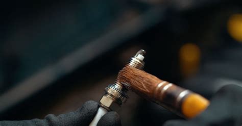 Schema di una candela d'accensione con le sue parti