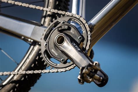 Ciclista che controlla la guarnitura della sua MTB