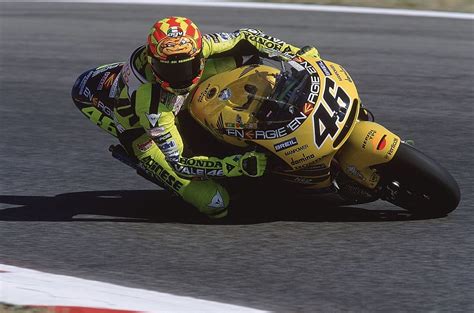 Valentino Rossi festeggia la vittoria del mondiale 500cc nel 2001