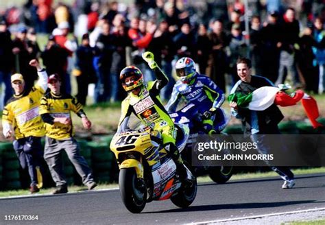 Valentino Rossi con il trofeo del mondiale 500cc 2001