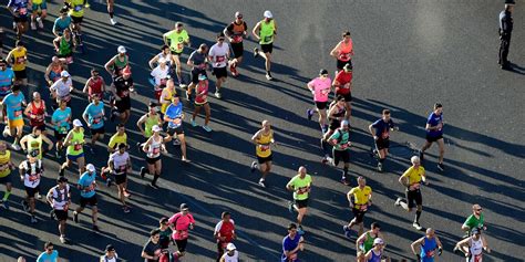 Persone che corrono in una maratona