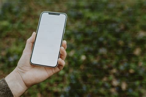 Una persona che guarda velocemente un telefono