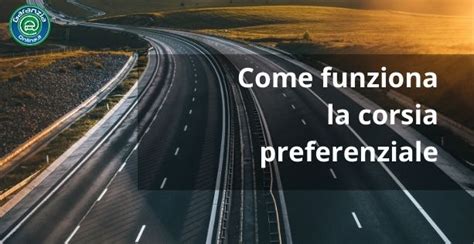 Illustrazione di un motociclista che osserva una corsia preferenziale con un autobus