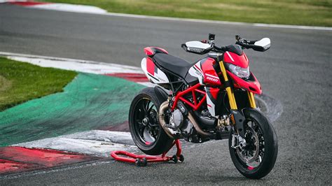 Ducati Hypermotard 950 in movimento con scarico sportivo
