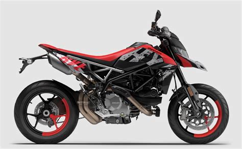 Ducati Hypermotard 950 con diversi modelli di scarichi sportivi installati