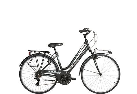 Donna che guida una city bike da 28 pollici in città