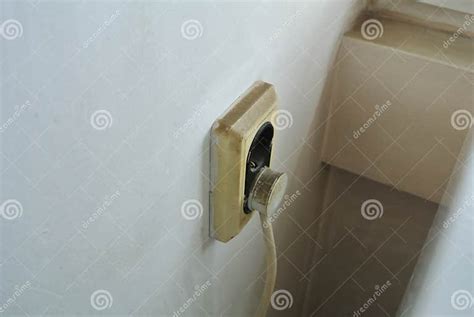 Spina elettrica inserita in una presa a muro